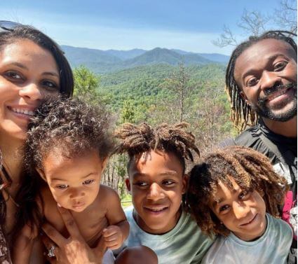Kori Campfield con su esposo Kofi Kingston y sus hijos.